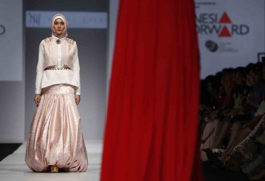 Pesona model cantik berbusana muslim di Jakarta Fashion Week