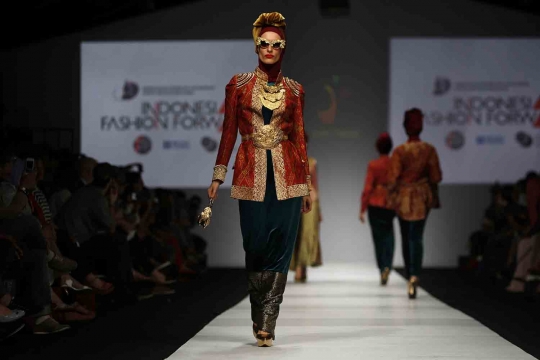 Pesona model cantik berbusana muslim di Jakarta Fashion Week