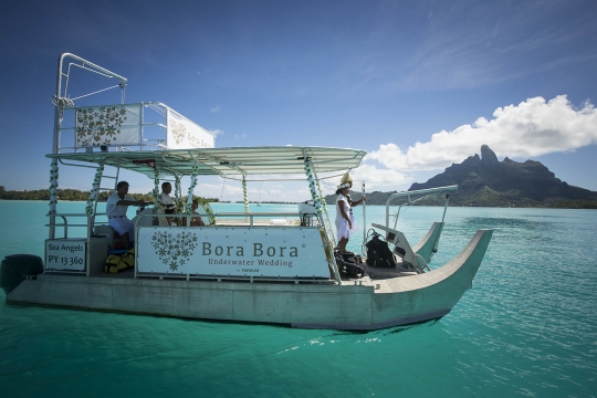 Romantisnya mengucap janji suci pernikahan di laut Bora-Bora