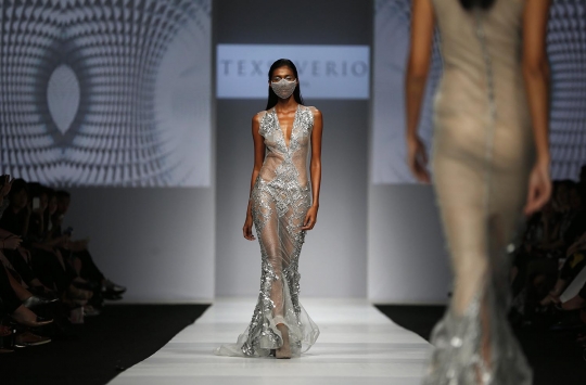 Model bergaun transparan berlenggang di Jakarta Fashion Week