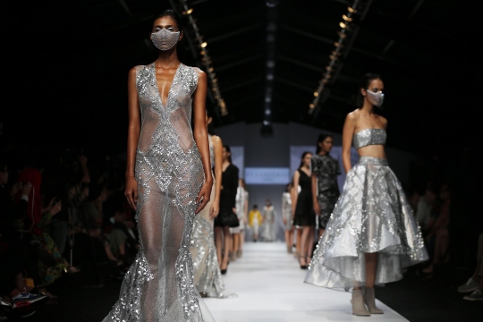 Model bergaun transparan berlenggang di Jakarta Fashion Week