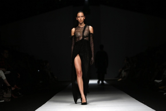 Model bergaun transparan berlenggang di Jakarta Fashion Week