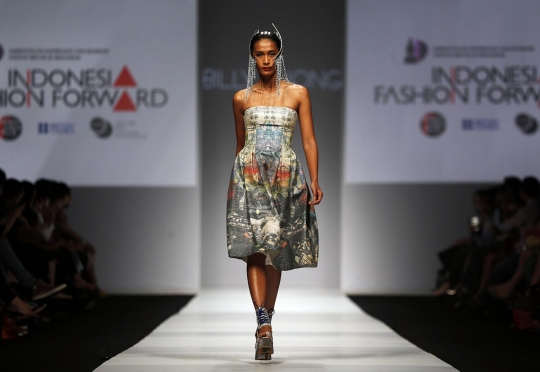 Model bergaun transparan berlenggang di Jakarta Fashion Week