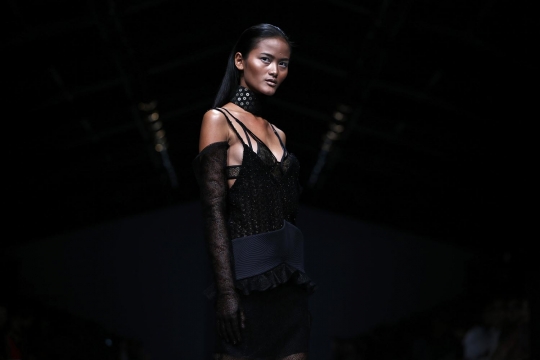 Model bergaun transparan berlenggang di Jakarta Fashion Week