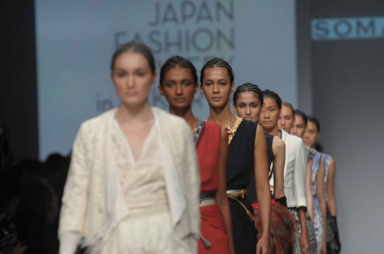 Model cantik pamerkan gaun rancangan desainer Jepang di JFW 2015