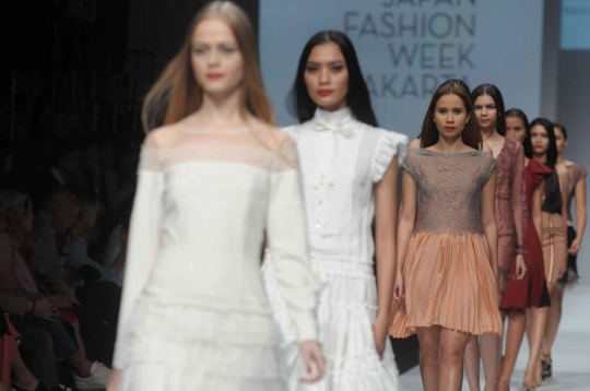 Model cantik pamerkan gaun rancangan desainer Jepang di JFW 2015