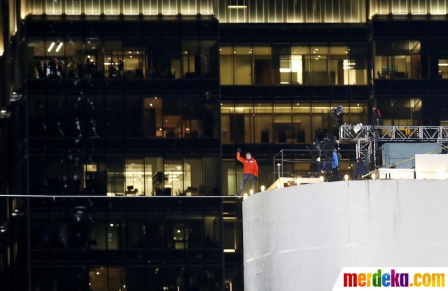 Foto : Pria ini nekat seberangi gedung pencakar langit 'tanpa melihat