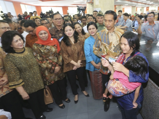 Jokowi luncurkan Kartu Indonesia Sehat di kantor Pos Pasar Baru