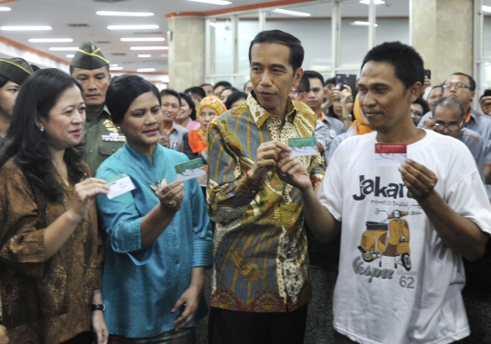 Jokowi luncurkan Kartu Indonesia Sehat di kantor Pos Pasar Baru