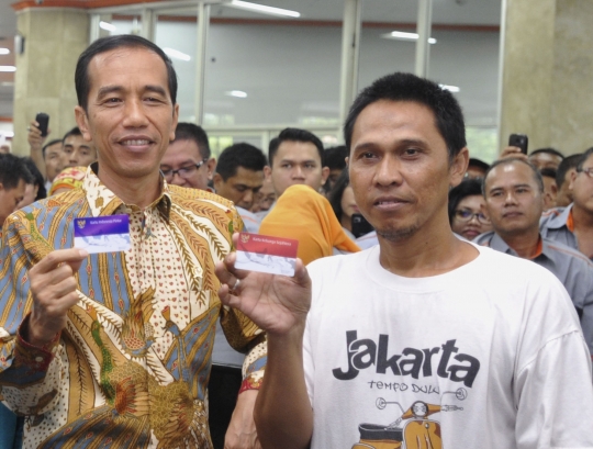 Jokowi luncurkan Kartu Indonesia Sehat di kantor Pos Pasar Baru