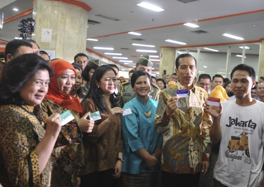 Jokowi luncurkan Kartu Indonesia Sehat di kantor Pos Pasar Baru