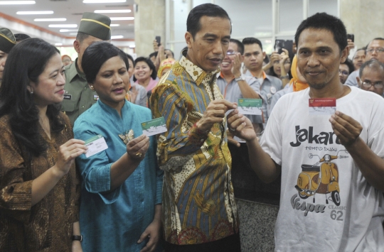 Jokowi luncurkan Kartu Indonesia Sehat di kantor Pos Pasar Baru