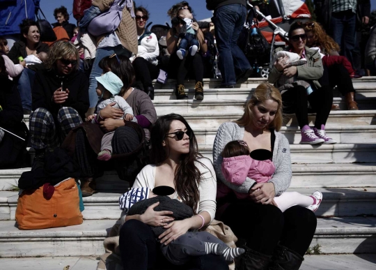 Aksi ratusan ibu di Athena menyusui bayi bersama di depan umum