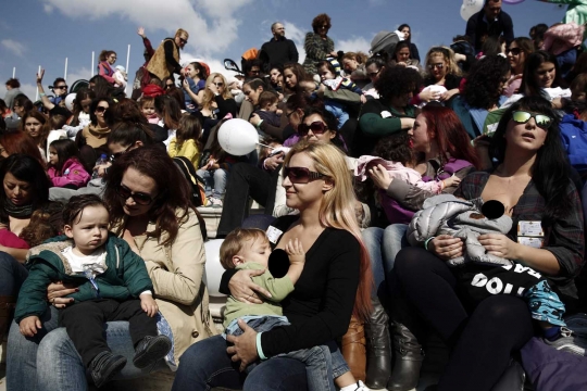 Aksi ratusan ibu di Athena menyusui bayi bersama di depan umum