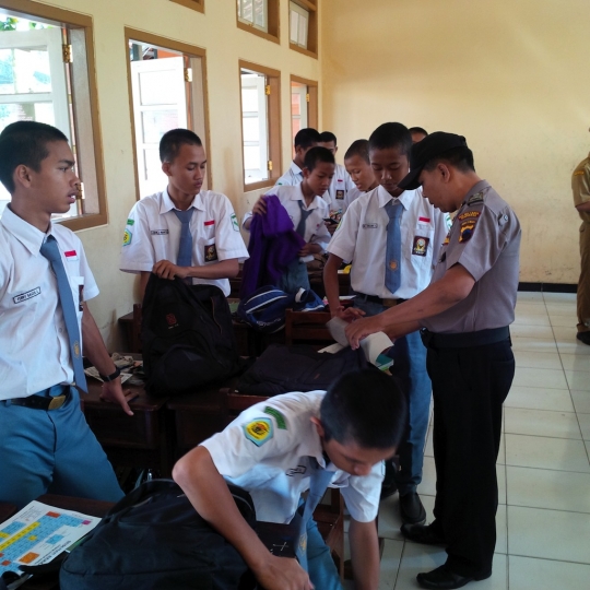 Antisipasi tawuran, polisi Semarang razia pelajar SMK di sekolah