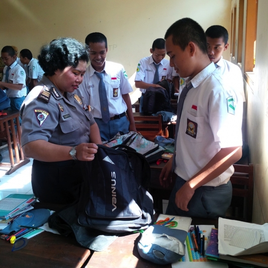 Antisipasi tawuran, polisi Semarang razia pelajar SMK di sekolah