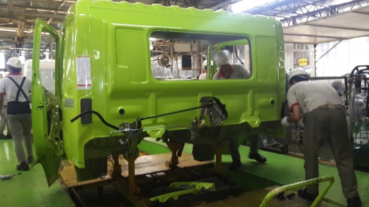 Mengintip dapur perakitan truk Hino di Purwakarta