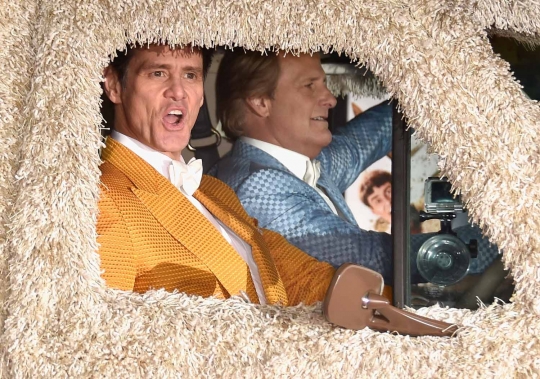 Jim Carrey naik mobil 'anjing' di premiere Dumb And Dumber To