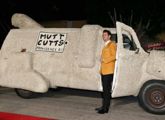 Jim Carrey naik mobil 'anjing' di premiere Dumb And Dumber To
