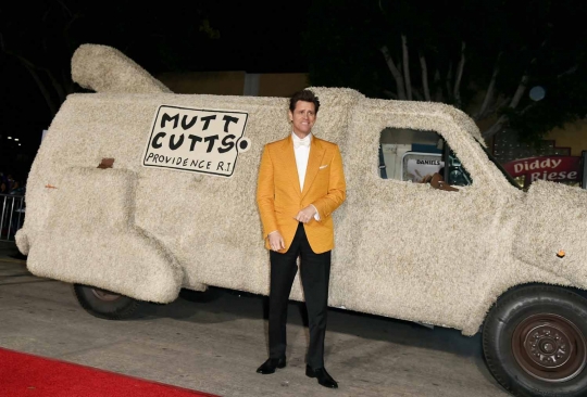 Jim Carrey naik mobil 'anjing' di premiere Dumb And Dumber To