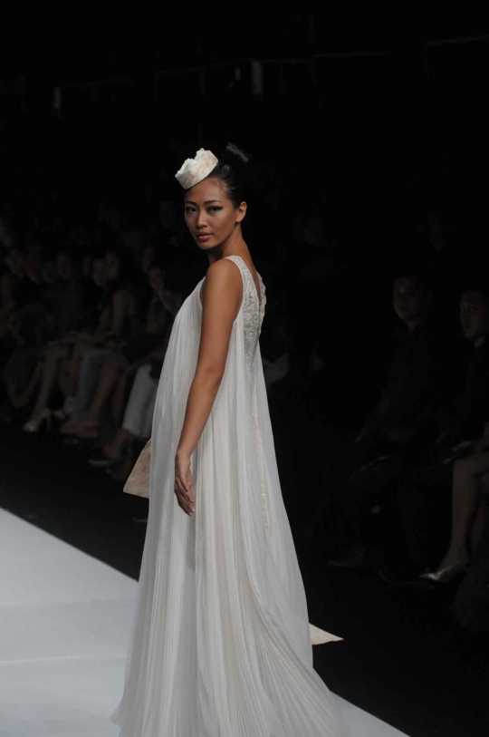 Pesona model seksi berlenggang di catwalk Jakarta Fashion Week