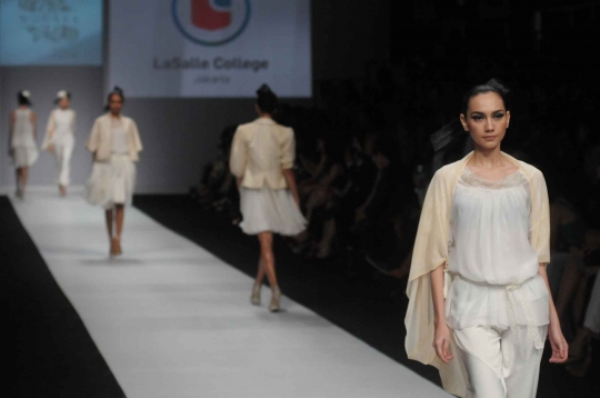 Pesona model seksi berlenggang di catwalk Jakarta Fashion Week