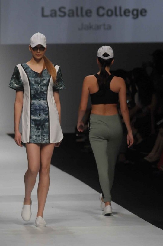 Pesona model seksi berlenggang di catwalk Jakarta Fashion Week