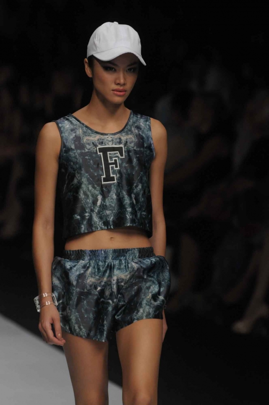 Pesona model seksi berlenggang di catwalk Jakarta Fashion Week