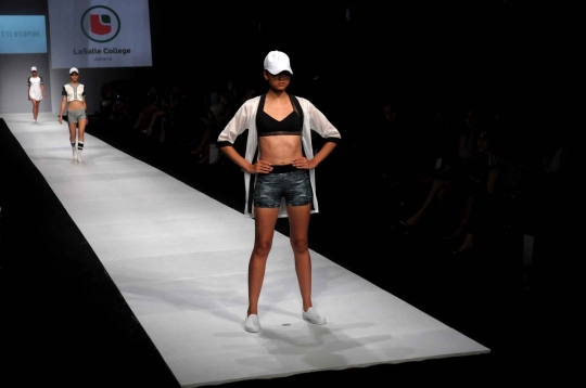 Pesona model seksi berlenggang di catwalk Jakarta Fashion Week