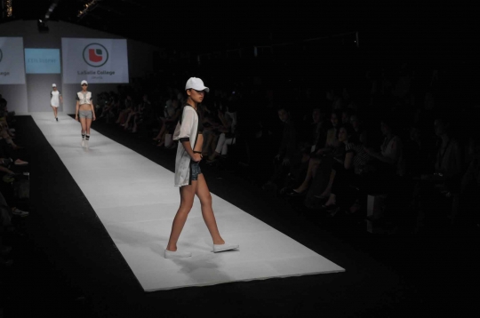 Pesona model seksi berlenggang di catwalk Jakarta Fashion Week