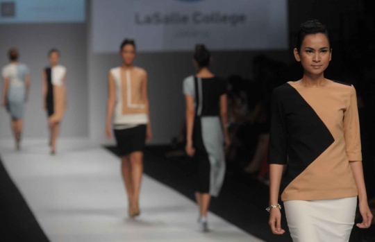 Pesona model seksi berlenggang di catwalk Jakarta Fashion Week