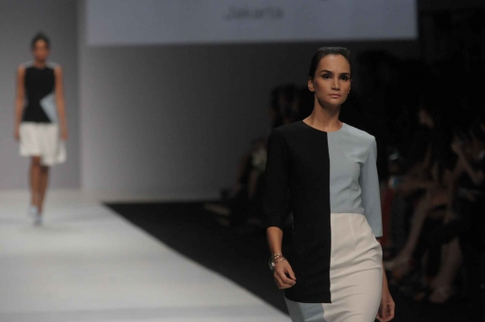 Pesona model seksi berlenggang di catwalk Jakarta Fashion Week