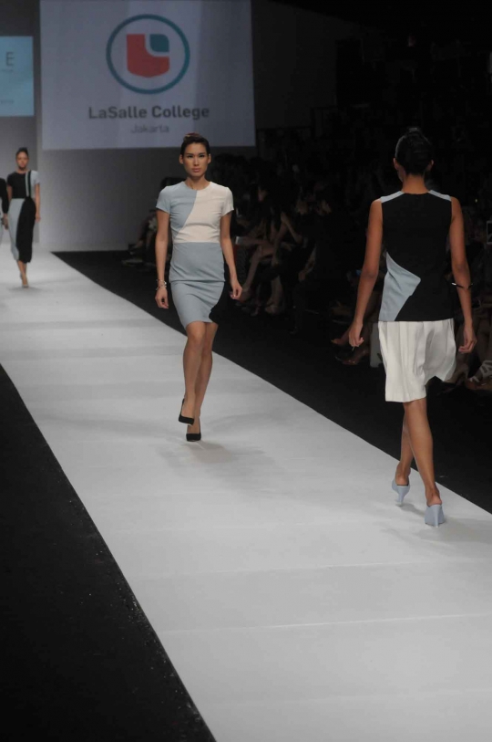 Pesona model seksi berlenggang di catwalk Jakarta Fashion Week