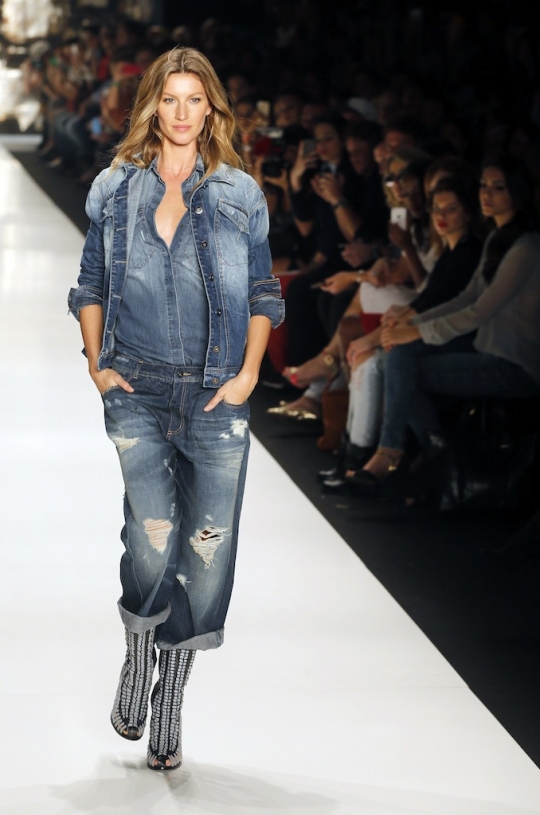 Gaya Gisele Bundchen di catwalk Sao Paulo