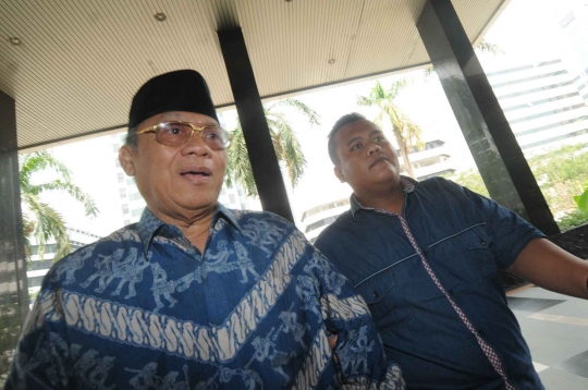 Berbatik biru, politisi Mahyuddin penuhi panggilan KPK