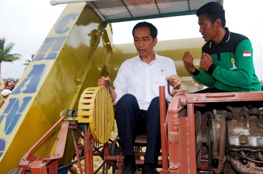 Blusukan ke Sulawesi Selatan, Jokowi jajal mesin pemanen padi