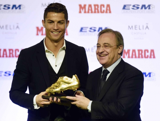 Cristiano Ronaldo raih sepatu emas