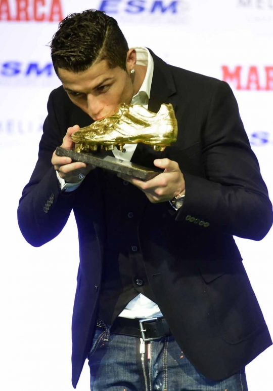 Cristiano Ronaldo raih sepatu emas