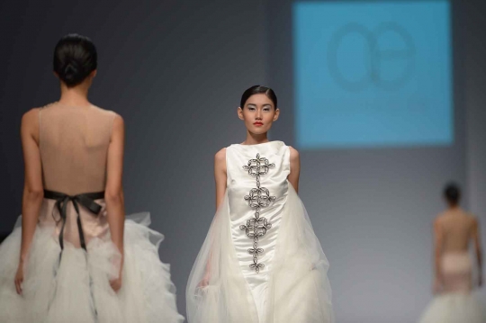 Model-model cantik warnai hari kelima Jakarta Fashion Week 2015