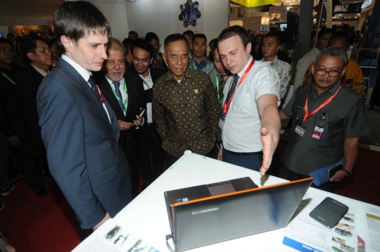 Menhan Ryamizard Ryacudu kunjungi pameran senjata Indo Defence