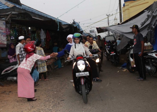 Aksi Mensos Khofifah blusukan naik motor di Martapura