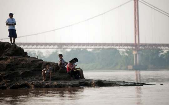 Berburu ikan lele penghuni Sungai Madre de Dios di Peru