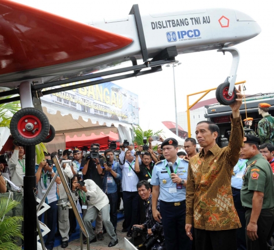 Presiden Jokowi melihat kecanggihan alutsista RI di Indo Defence