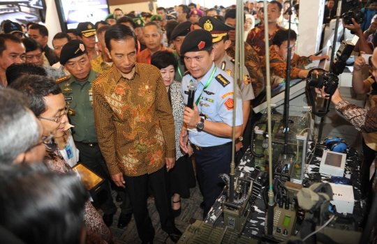 Presiden Jokowi melihat kecanggihan alutsista RI di Indo Defence