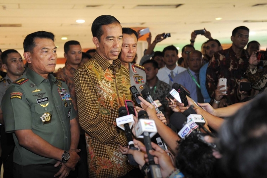 Presiden Jokowi melihat kecanggihan alutsista RI di Indo Defence