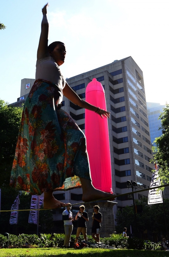 Kampanye HIV, Sydney pajang kondom raksasa di pusat kota
