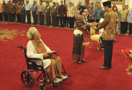 Presiden Jokowi beri gelar Pahlawan Nasional kepada 4 pejuang RI