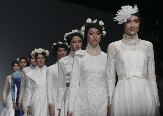 Gaya anggun busana muslim karya Zaskia Sungkar di JFW 2015