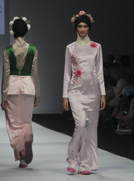 Gaya anggun busana muslim karya Zaskia Sungkar di JFW 2015