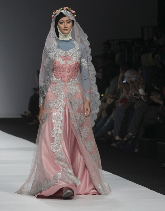 Gaya anggun busana muslim karya Zaskia Sungkar di JFW 2015